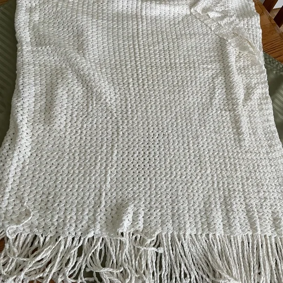 Elegant White Woven Throw Blanket - Picture 3 of 3